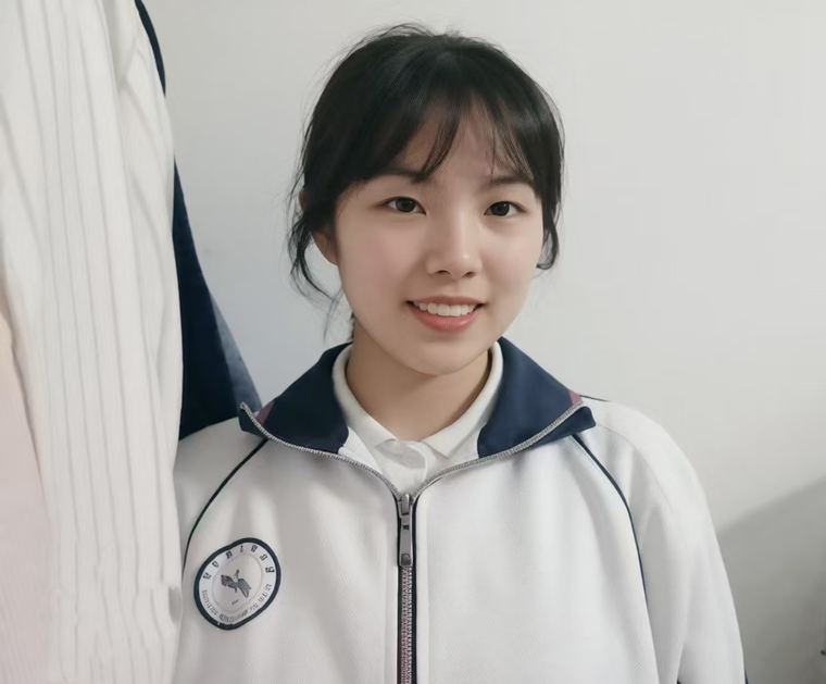 白色校服里的干净笑意