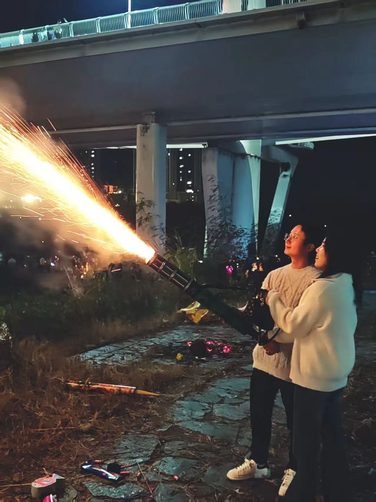 一起把夜晚点成烟花